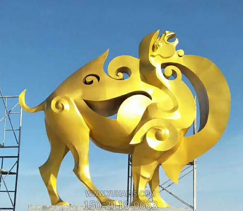 广场摆放的金色的不锈钢喷漆骆驼雕塑