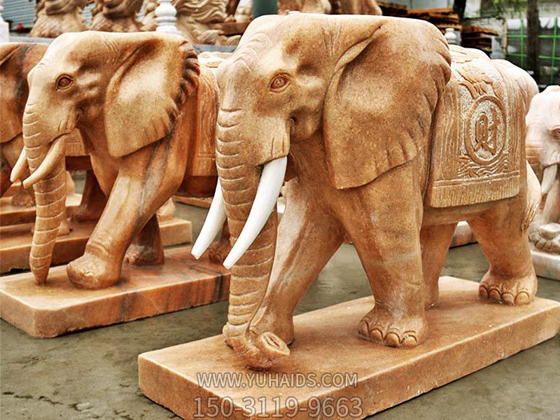 庭院寺庙晚霞红石雕行走的大象雕塑