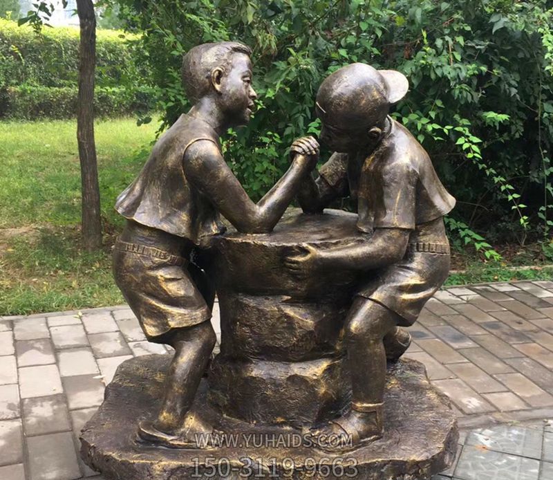 户外公园铜雕掰腕子的儿童雕塑