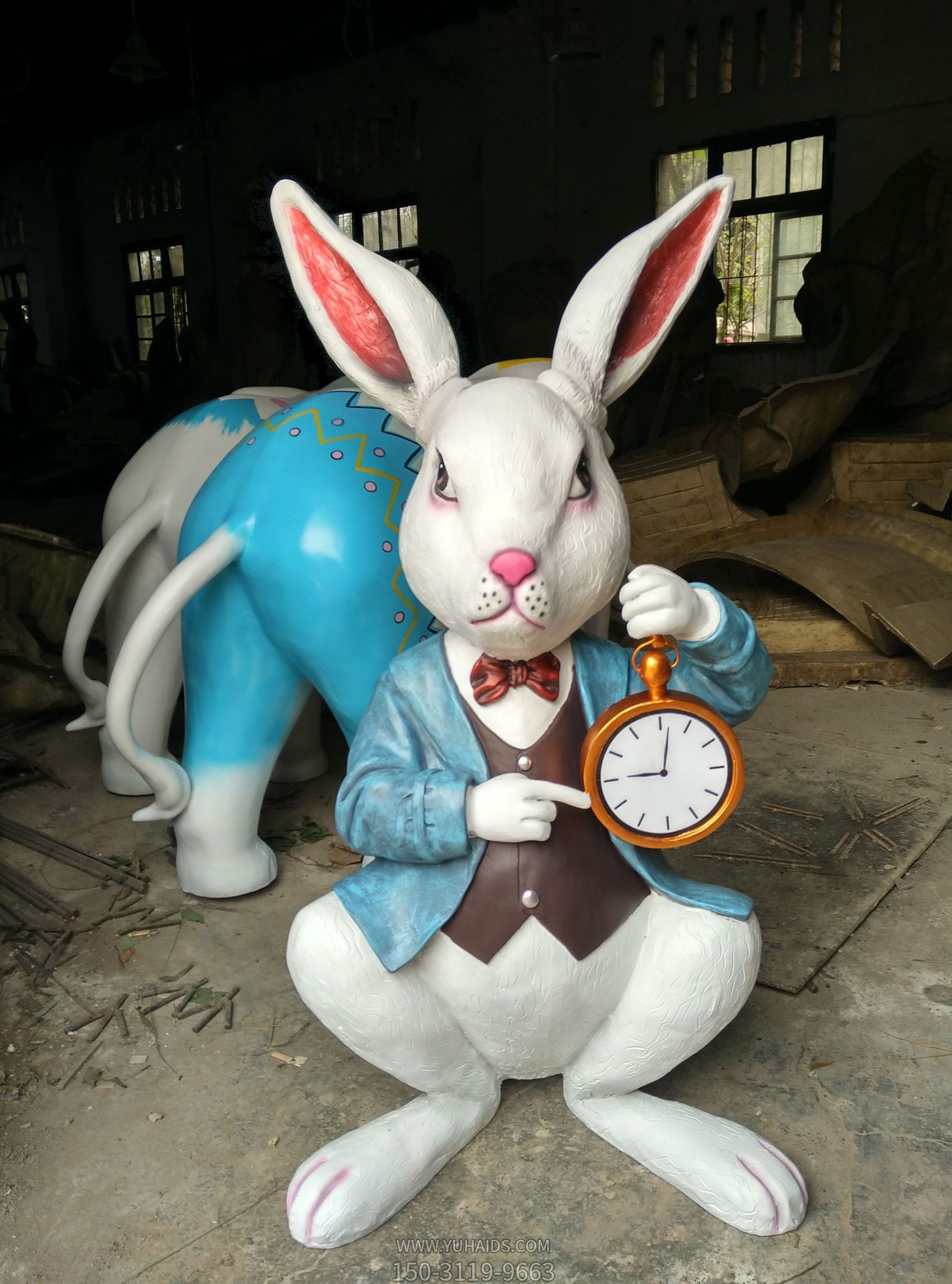 森林一只手拿闹钟的树脂兔子雕塑