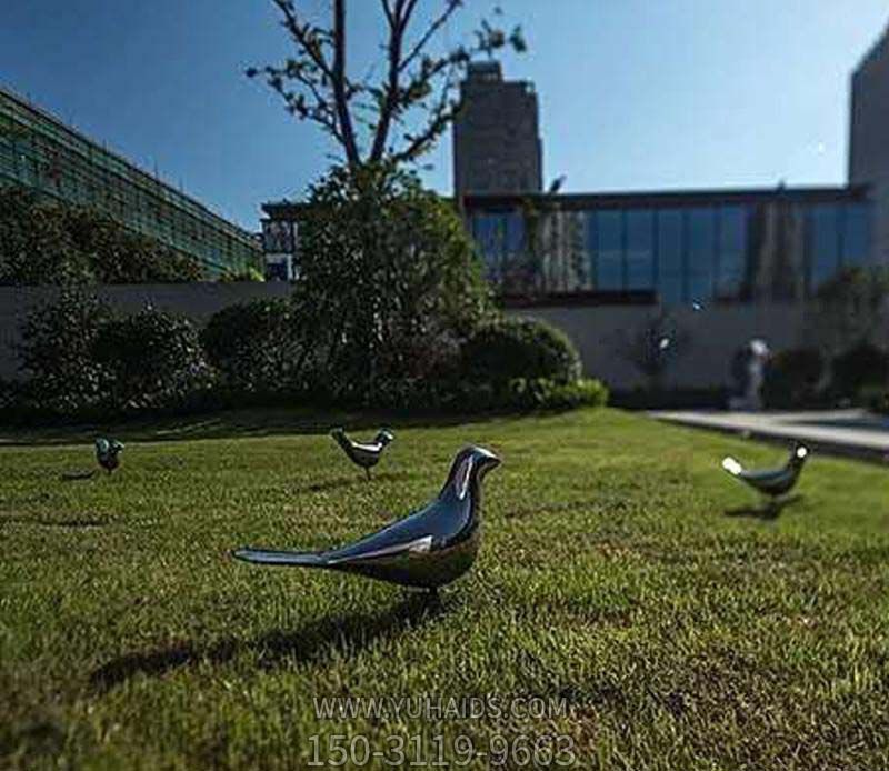 公园草坪觅食中不锈钢镜面白钢鸽子摆件雕塑