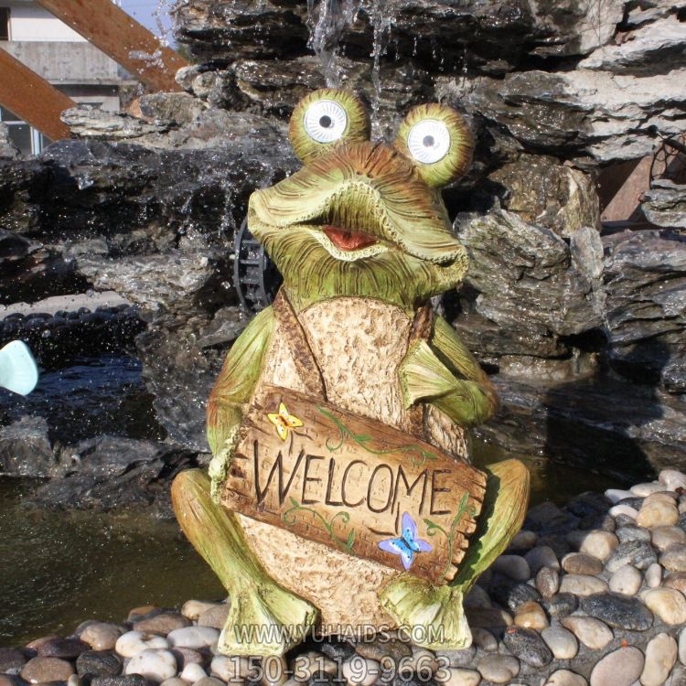 公园个性搞怪的玻璃钢青蛙雕塑