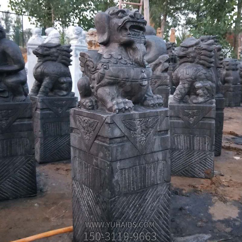 古建筑宫殿门口摆放狮子仿古拴马柱雕塑
