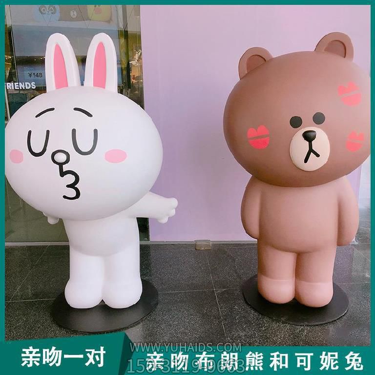 影院门口摆放亲吻卡通布朗熊和可妮兔玻璃钢熊雕塑