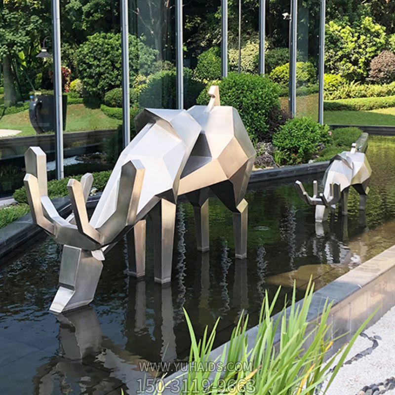 池塘不锈钢镜面几何低头喝水的梅花鹿雕塑