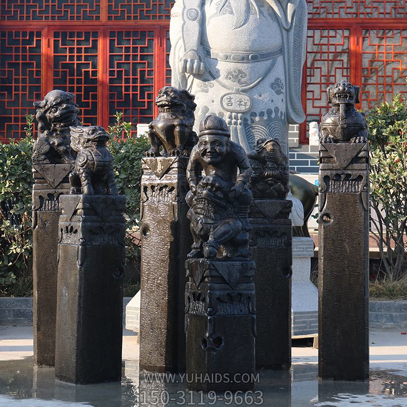 寺院景区门前摆放多种款式拴马柱石雕雕塑