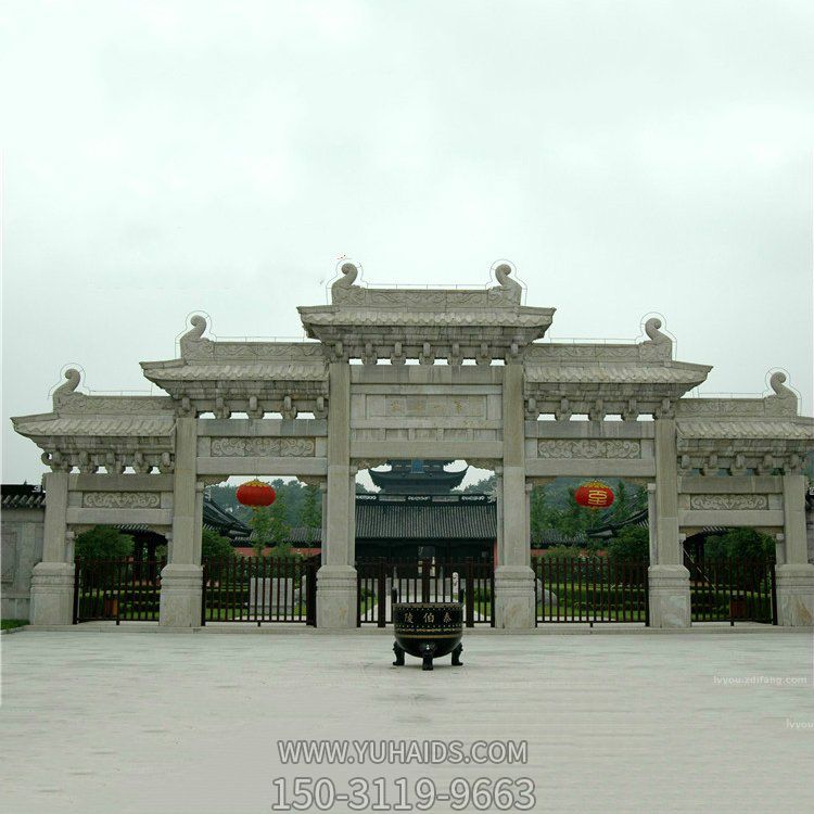 景点寺庙入口摆放青石雕刻中式五门门楼石牌坊雕塑