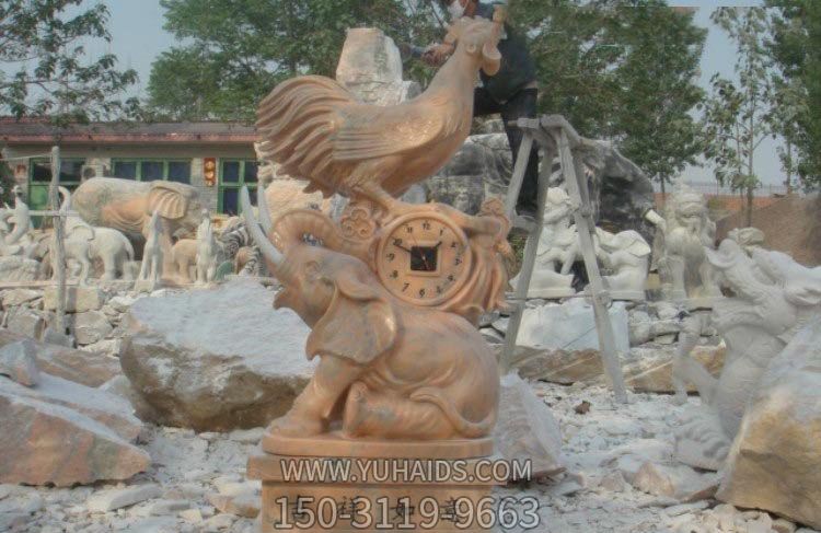 街道摆放的黄花石石雕鸡雕塑