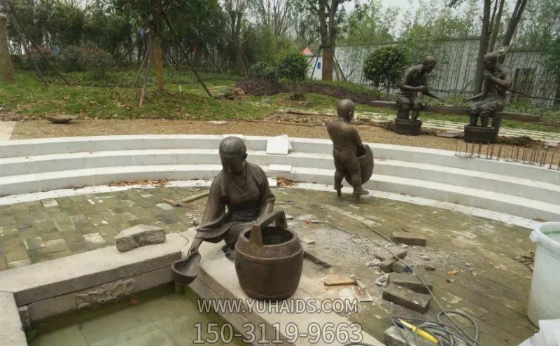 公园湖边摆放泡脚下棋景观人物铜雕雕塑