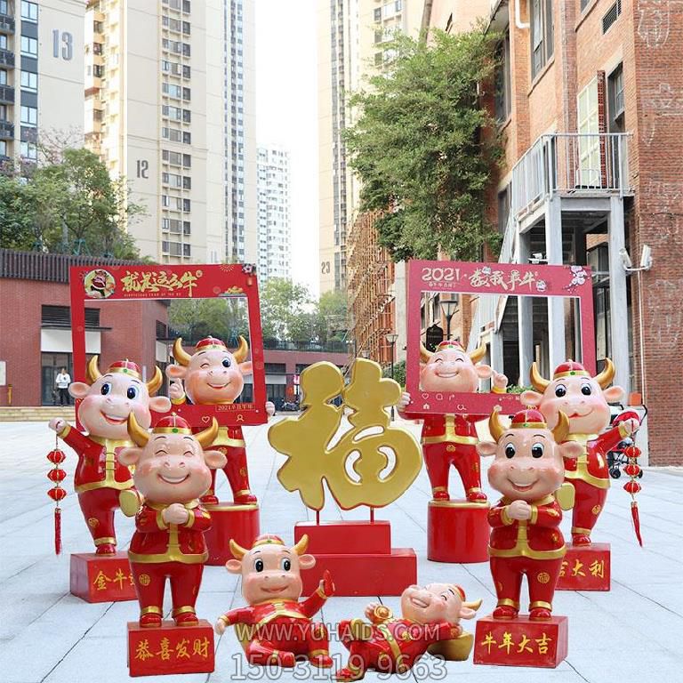 商场摆放多只红色玻璃钢福气满满牛雕塑