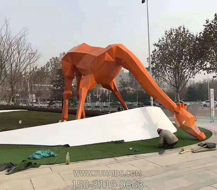 城市广场草坪摆放大型创意玻璃钢几何大型长颈鹿低头觅食雕塑