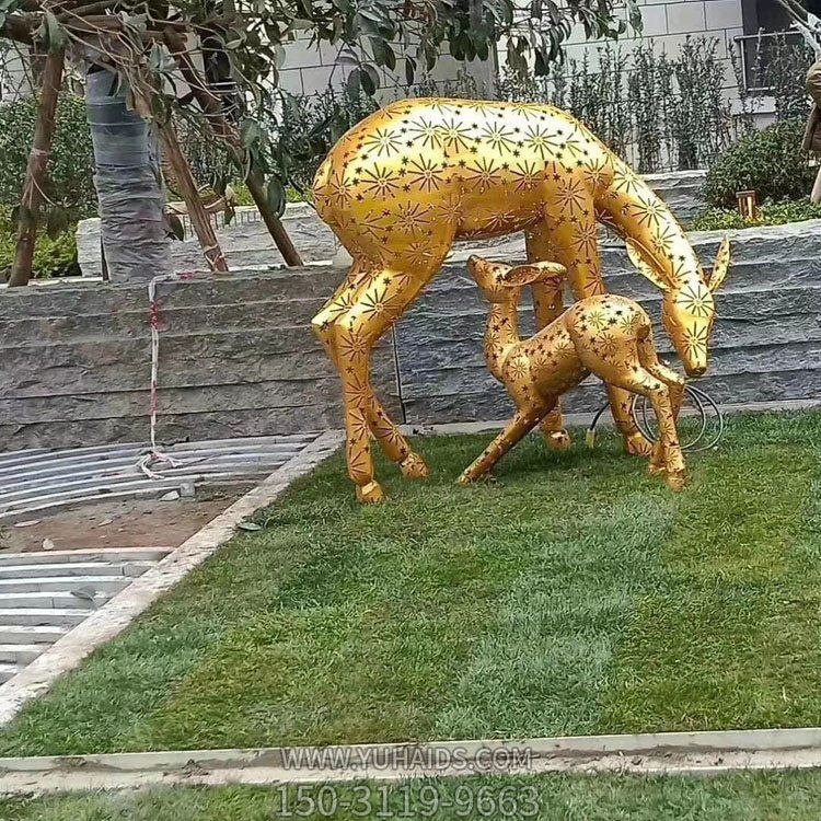 不锈钢镂空母子鹿，金色梅花鹿雕塑