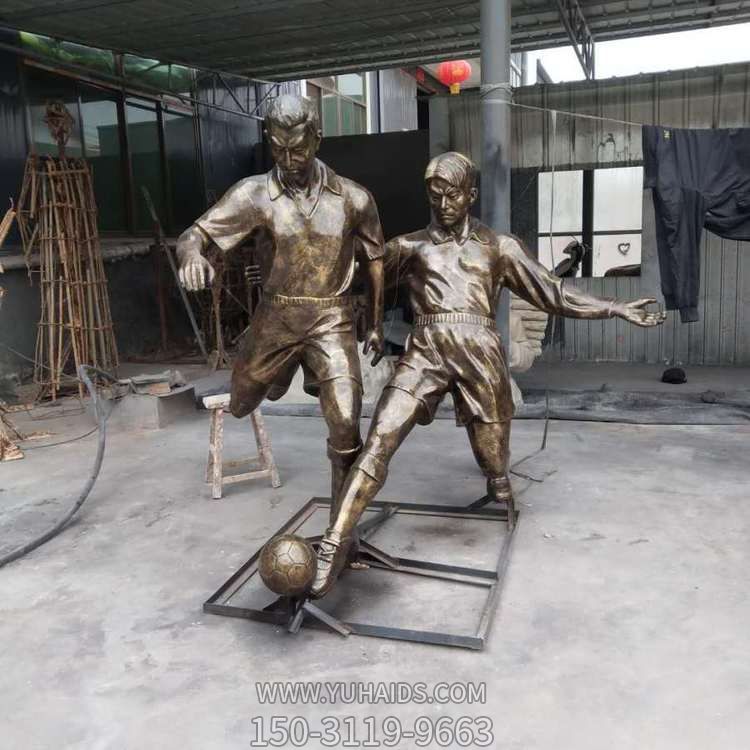 园林户外玻璃钢仿铜踢足球的人物景观雕塑