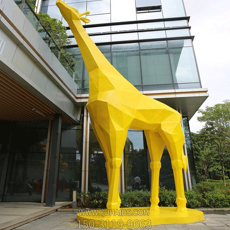 写字楼街道摆放大型喷漆黄色几何长颈鹿雕塑