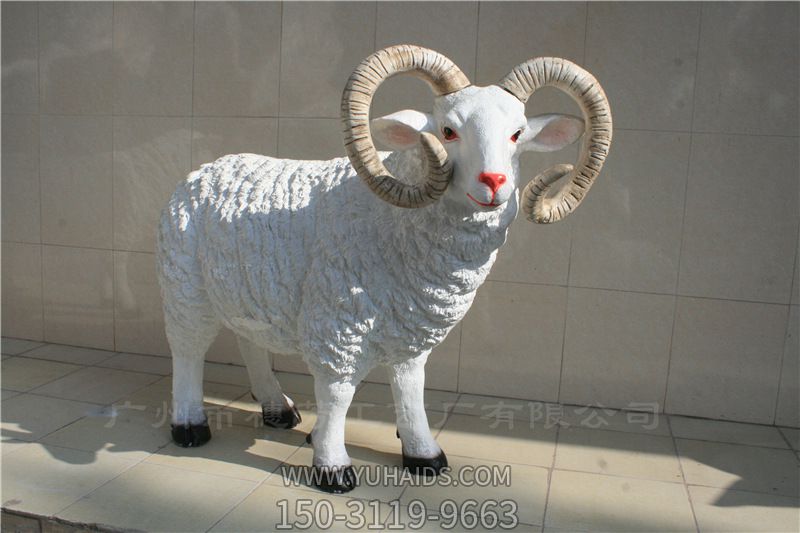公园草地上摆放的公羊玻璃钢仿真绵羊雕塑
