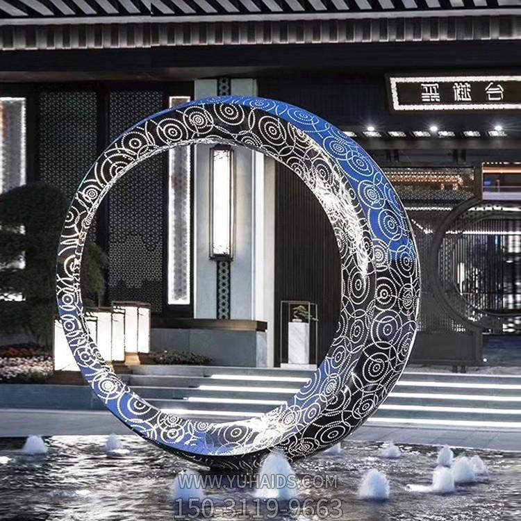 酒店水池摆放不锈钢雕刻花纹艺术圆环水景观雕塑