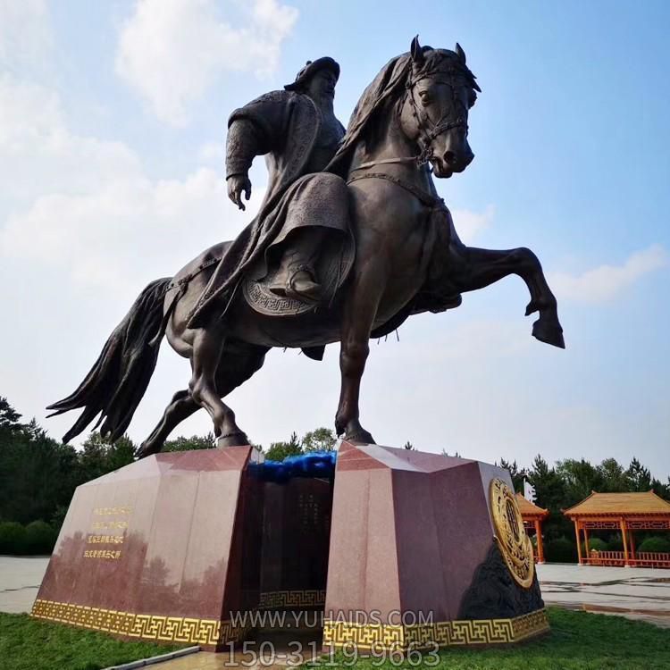 小区广场摆放骑马人物铸铜雕塑