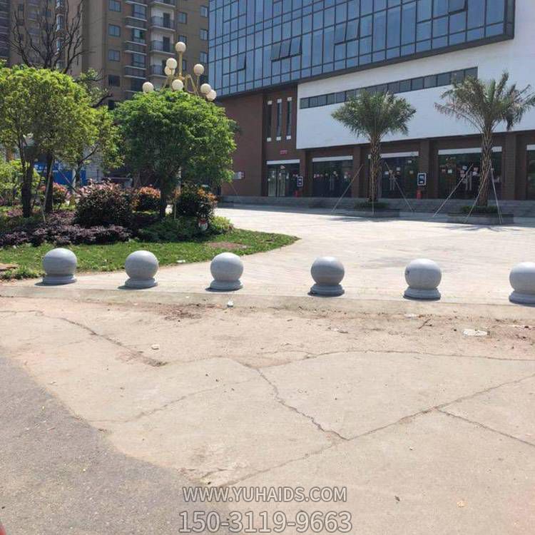 小区门口摆放花岗岩阻车石圆球雕塑