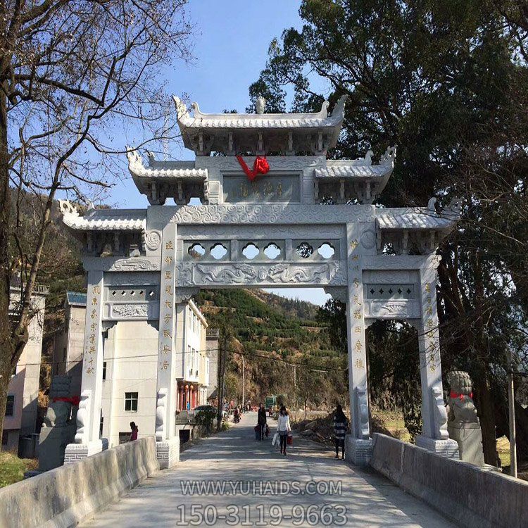 村口石牌坊，三间四柱石雕牌楼雕塑
