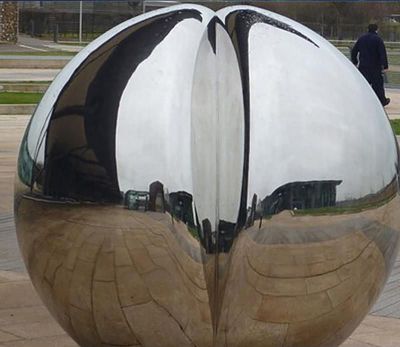 不锈钢镜面裂开的球体雕塑