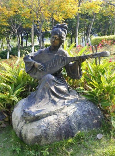 公园坐着石头上弹吉他人物铜雕弹雕塑
