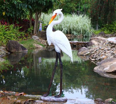 玻璃钢彩绘创意站在池塘边上的大长腿仙鹤雕塑