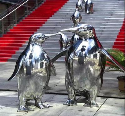城市不锈钢镜面等待同伴的企鹅雕塑