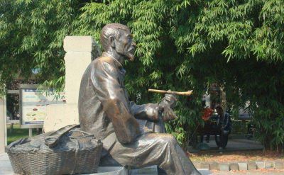 公园抽袋烟的铜雕雕塑