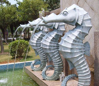 公园里摆放的四只喷水的青石石雕创意海马雕塑