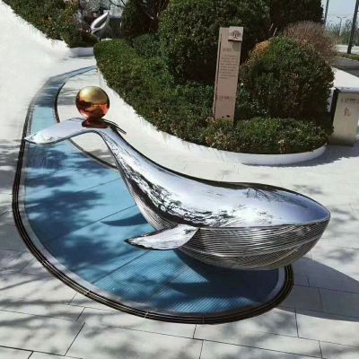 街道公园摆放的尾巴上带球的玻璃钢创意鲸鱼雕塑