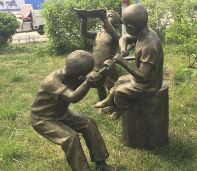 公园铜雕玩水的儿童雕塑