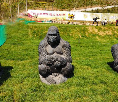 景区草坪大理石石雕坐着的猩猩雕塑