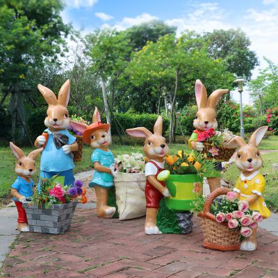 户外草坪树脂彩绘一群抱着花盆的兔子雕塑