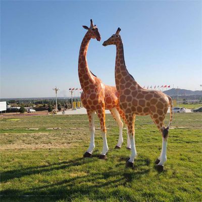 大型玻璃钢户外草坪仿真动物长颈鹿雕塑