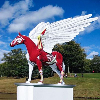 园林里摆放的红色的玻璃钢彩绘飞马雕塑