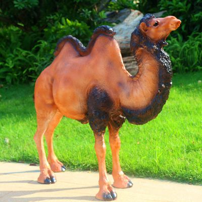 公园里摆放的直视的玻璃钢彩绘骆驼雕塑