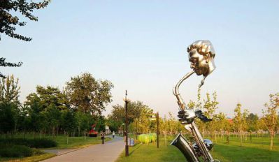不锈钢喷漆公园吹唢呐的抽象人物景观吹奏雕塑