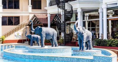 酒店喷泉中的玻璃钢大象雕塑
