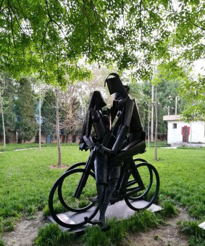 公园不锈钢抽象骑自行车的情侣人物雕塑