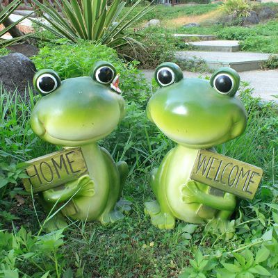 室内两只绿色玻璃钢青蛙雕塑