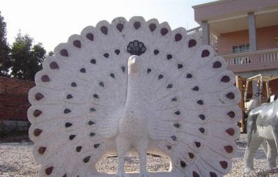 公园里一只骄傲的汉白玉石雕创意的孔雀雕塑
