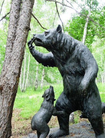 景区公园母子熊外出觅食仿铜玻璃钢熊雕塑
