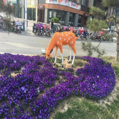 城市草丛摆放玻璃钢仿真鹿动物雕塑