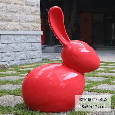 庭院一只红色玻璃钢兔子雕塑