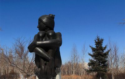 广场抱膝盖的女孩人物铜雕儿童雕塑
