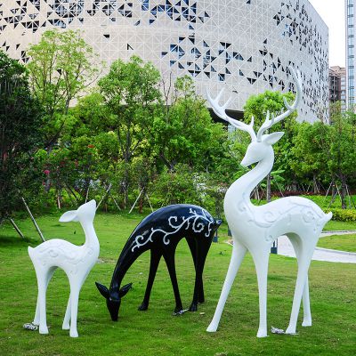 小区创意玻璃钢彩绘黑白鹿雕塑