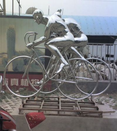 不锈钢镜面户外广场骑自行车的人物景观