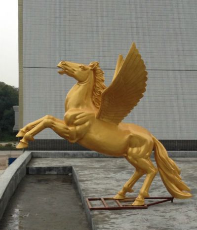 园林里摆放的金色玻璃钢喷漆飞马雕塑
