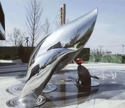 喷泉几只大小不一的不锈钢海豚雕塑