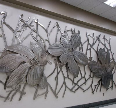 不锈钢浮雕墙壁上的花朵雕塑